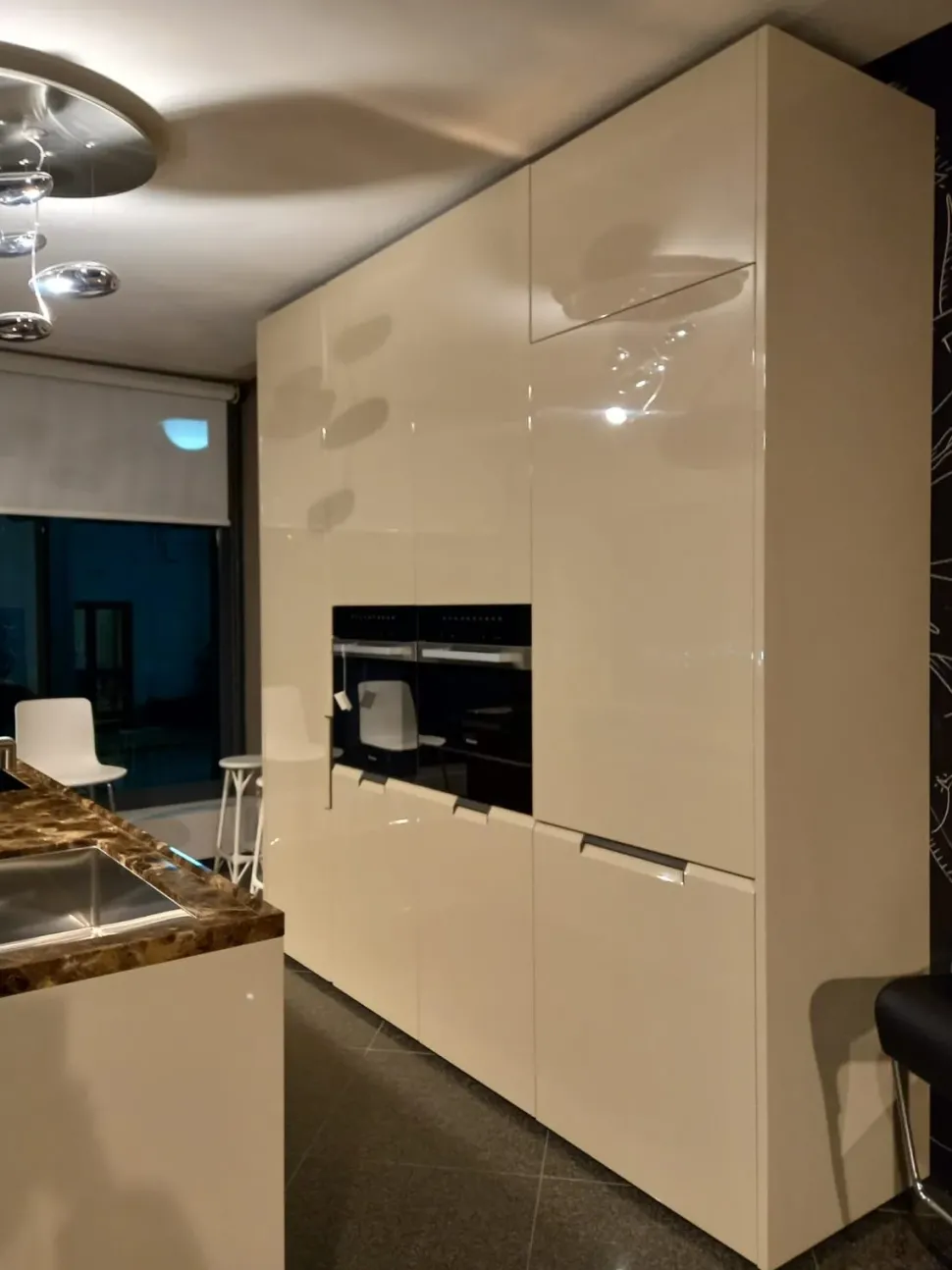 Cucina a prezzo ribassato con isola moderna Shape Poliform