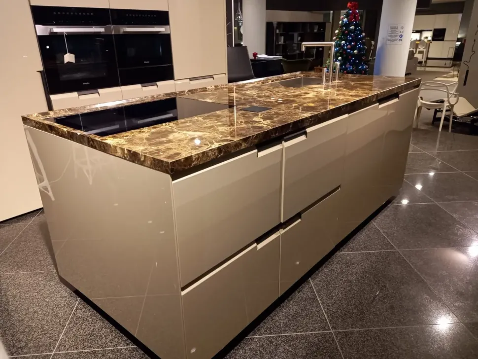 Cucina a prezzo ribassato con isola moderna Shape Poliform