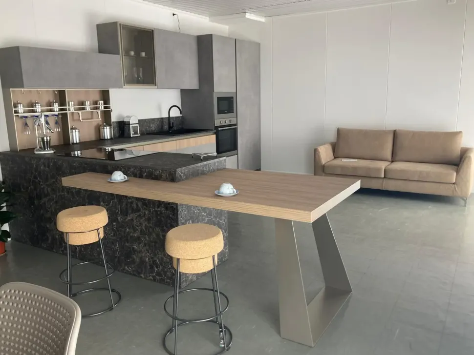 Cucina a prezzo scontato con penisola design Natural Moretti compact