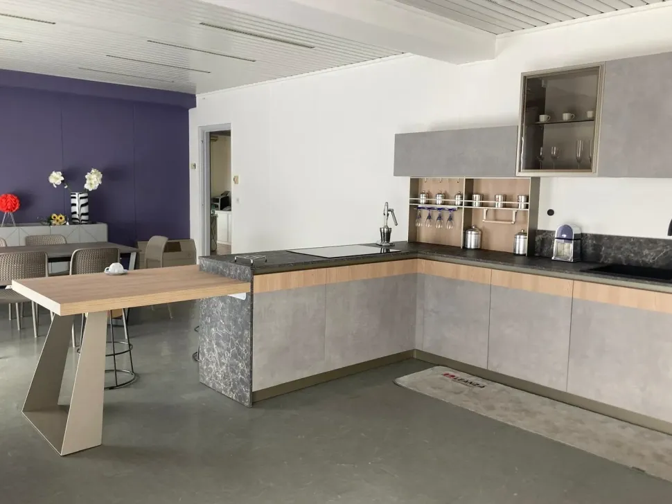 Cucina a prezzo scontato con penisola design Natural Moretti compact