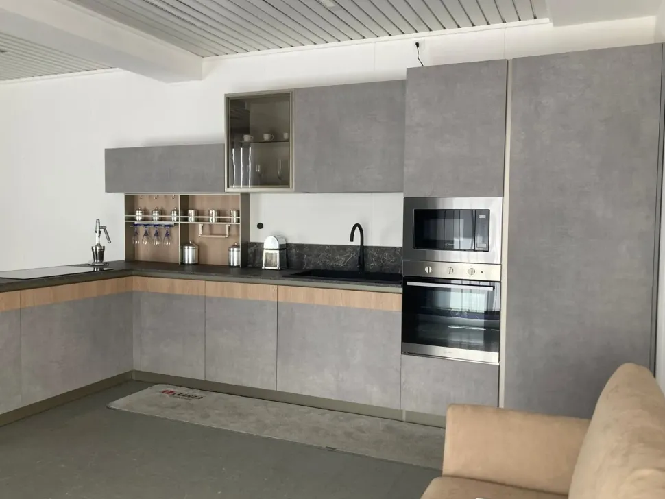Cucina a prezzo scontato con penisola design Natural Moretti compact
