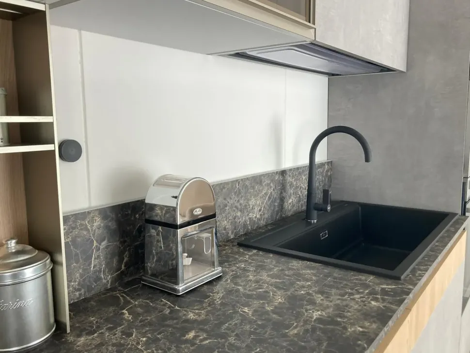 Cucina a prezzo scontato con penisola design Natural Moretti compact