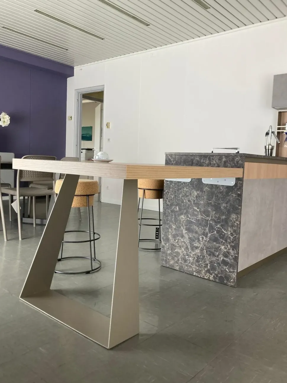 Cucina a prezzo scontato con penisola design Natural Moretti compact