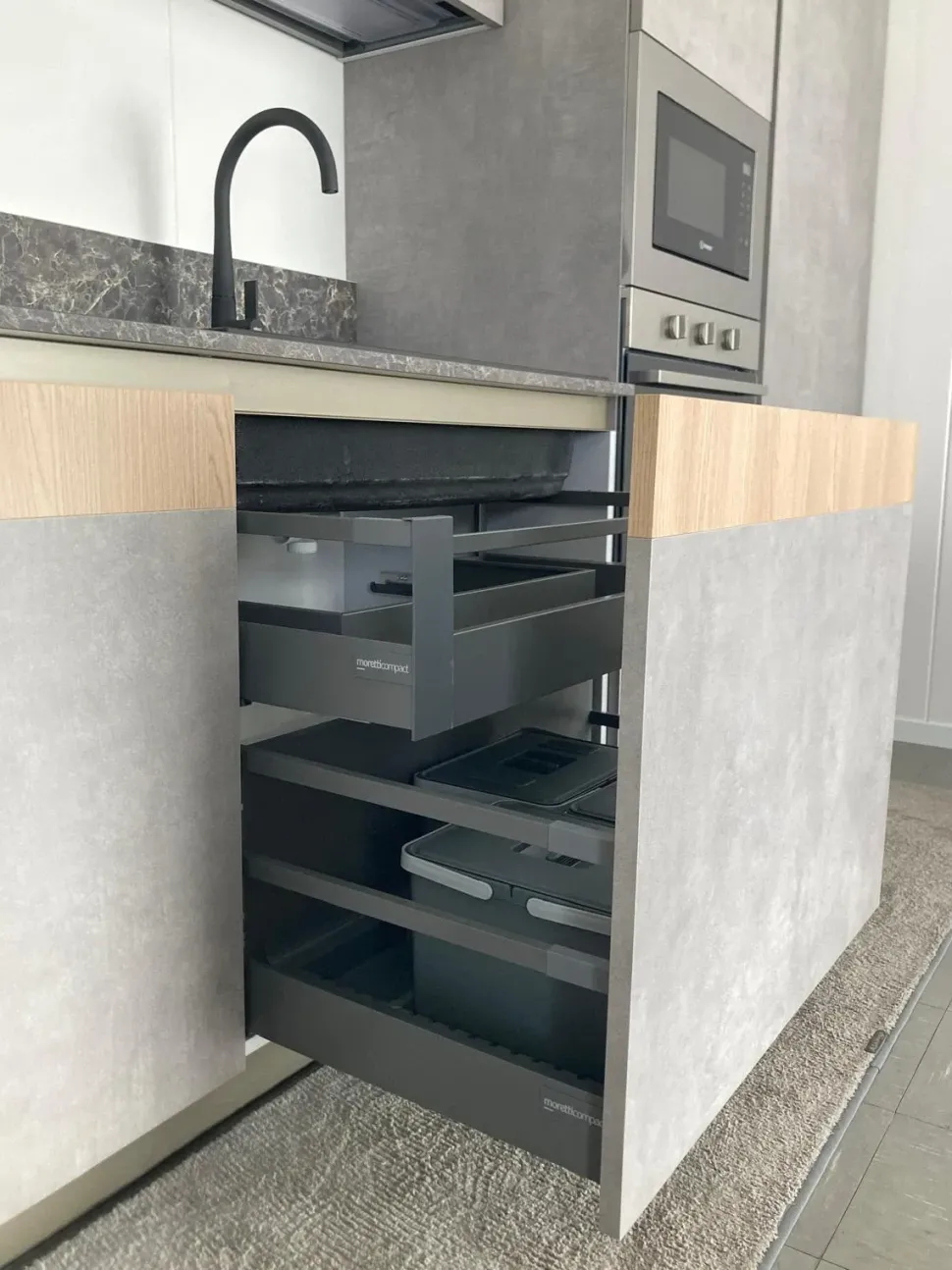 Cucina a prezzo scontato con penisola design Natural Moretti compact