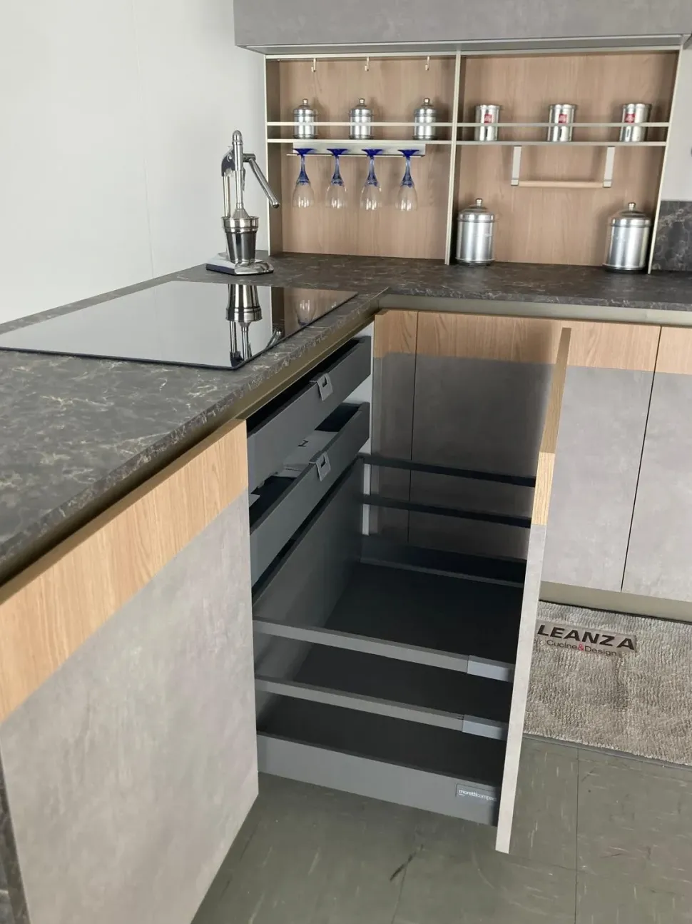 Cucina a prezzo scontato con penisola design Natural Moretti compact