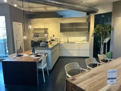 Cucina a prezzo scontato con penisola design Icon air  Ernestomeda