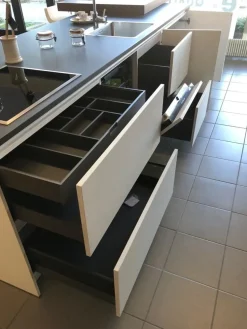 Cucina a prezzo scontato ad isola moderna White Haecker cucine