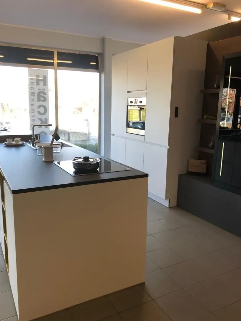 Cucina a prezzo scontato ad isola moderna White Haecker cucine