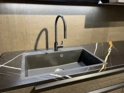 Cucina ad angolo Cesar con ribasso vantaggioso. Intarsiata con stile.