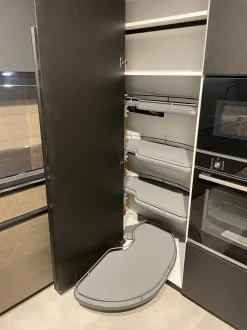 Cucina ad angolo Cesar con ribasso vantaggioso. Intarsiata con stile.