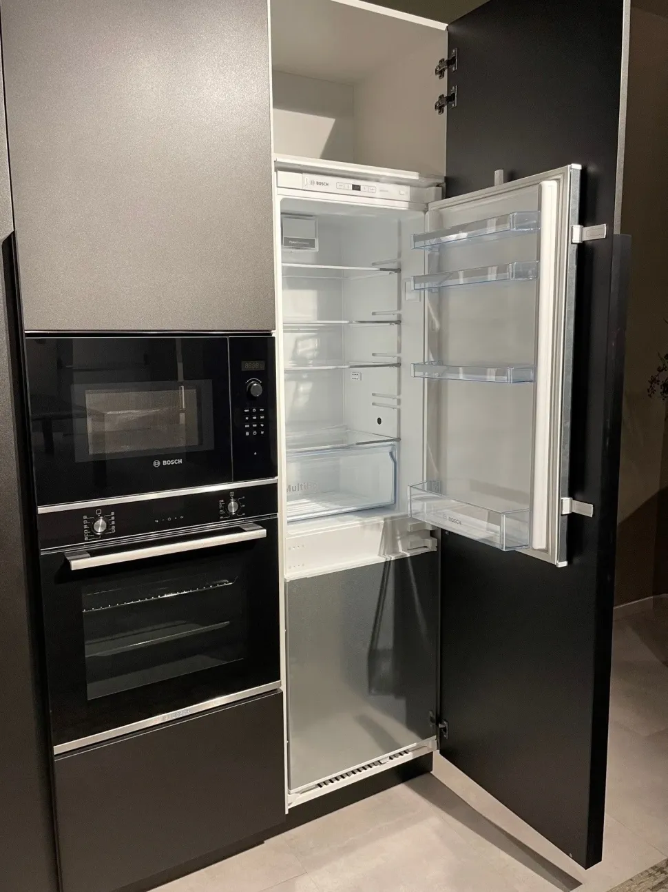 Cucina ad angolo Cesar con ribasso vantaggioso. Intarsiata con stile.