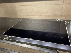 Cucina ad angolo Cesar con ribasso vantaggioso. Intarsiata con stile.