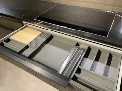 Cucina ad angolo Cesar con ribasso vantaggioso. Intarsiata con stile.