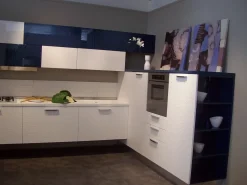 Cucina ad angolo in laccato lucido bianca Plan materic  a prezzo ribassato