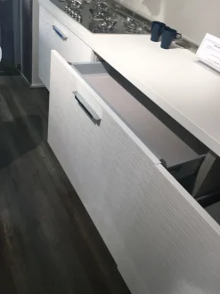 Cucina ad angolo in laccato lucido bianca Plan materic  a prezzo ribassato