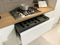 Cucina ad angolo in laccata opaco rovere chiaro Pura a prezzo scontato