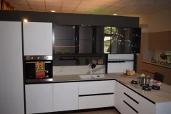 Cucina ad angolo in laminato lucido a prezzo ribassato 50%