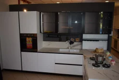 Cucina ad angolo in laminato lucido a prezzo ribassato 50%