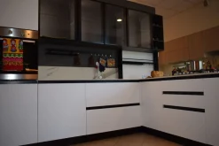 Cucina ad angolo in laminato lucido a prezzo ribassato 50%