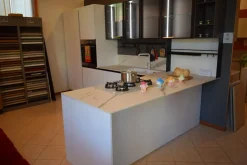 Cucina ad angolo in laminato lucido a prezzo ribassato 50%