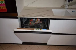 Cucina ad angolo in laminato lucido a prezzo ribassato 50%