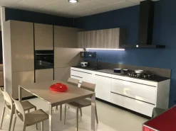 Cucina ad angolo in laminato opaco a prezzo ribassato 23%