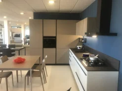 Cucina ad angolo in laminato opaco a prezzo ribassato 23%