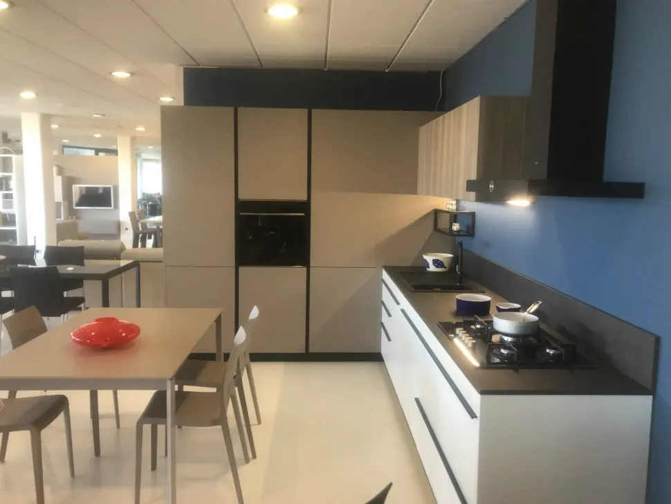 Cucina ad angolo in laminato opaco a prezzo ribassato 23%