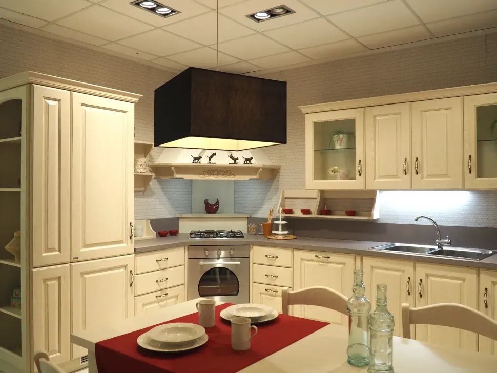 Cucina ad angolo in legno magnolia Madeleine a prezzo ribassato