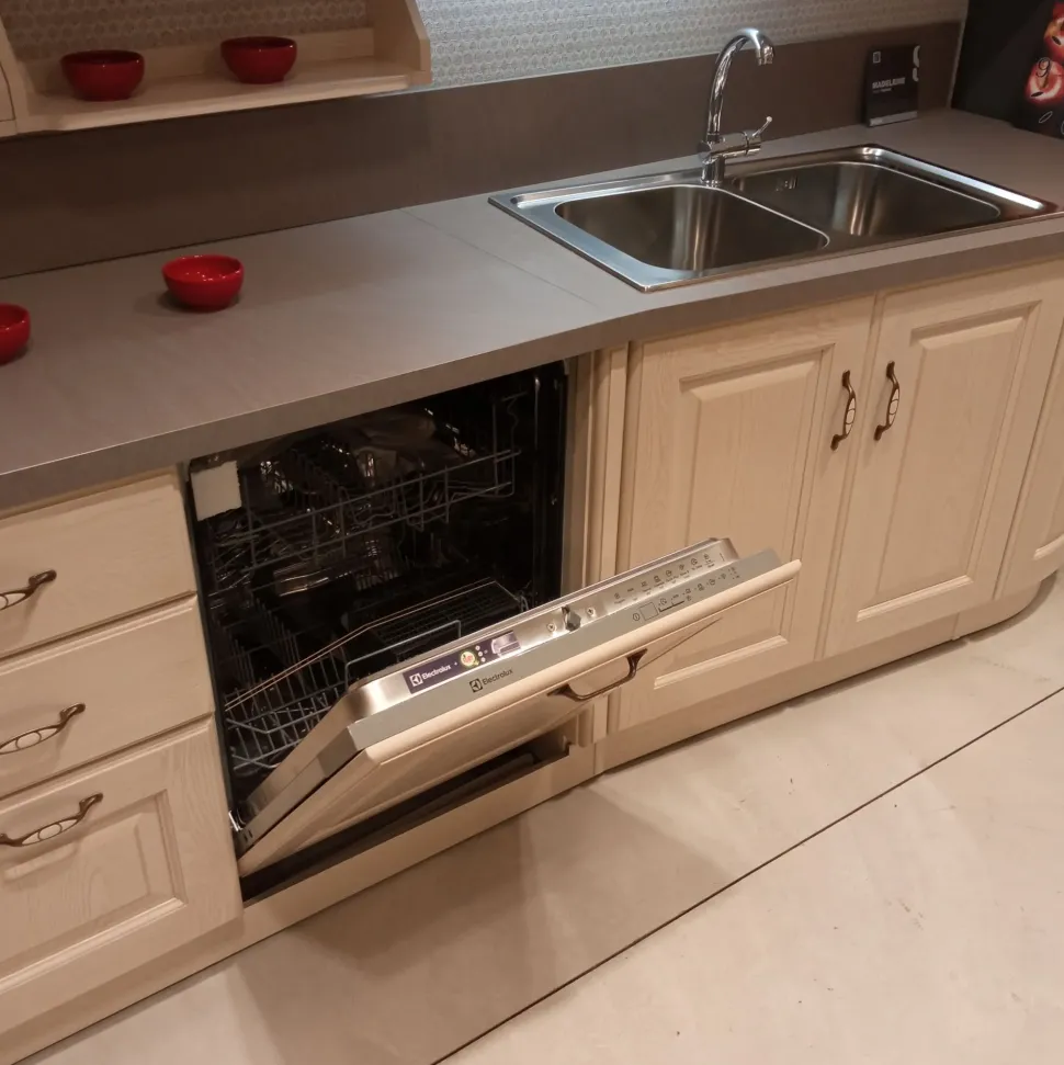Cucina ad angolo in legno magnolia Madeleine a prezzo ribassato