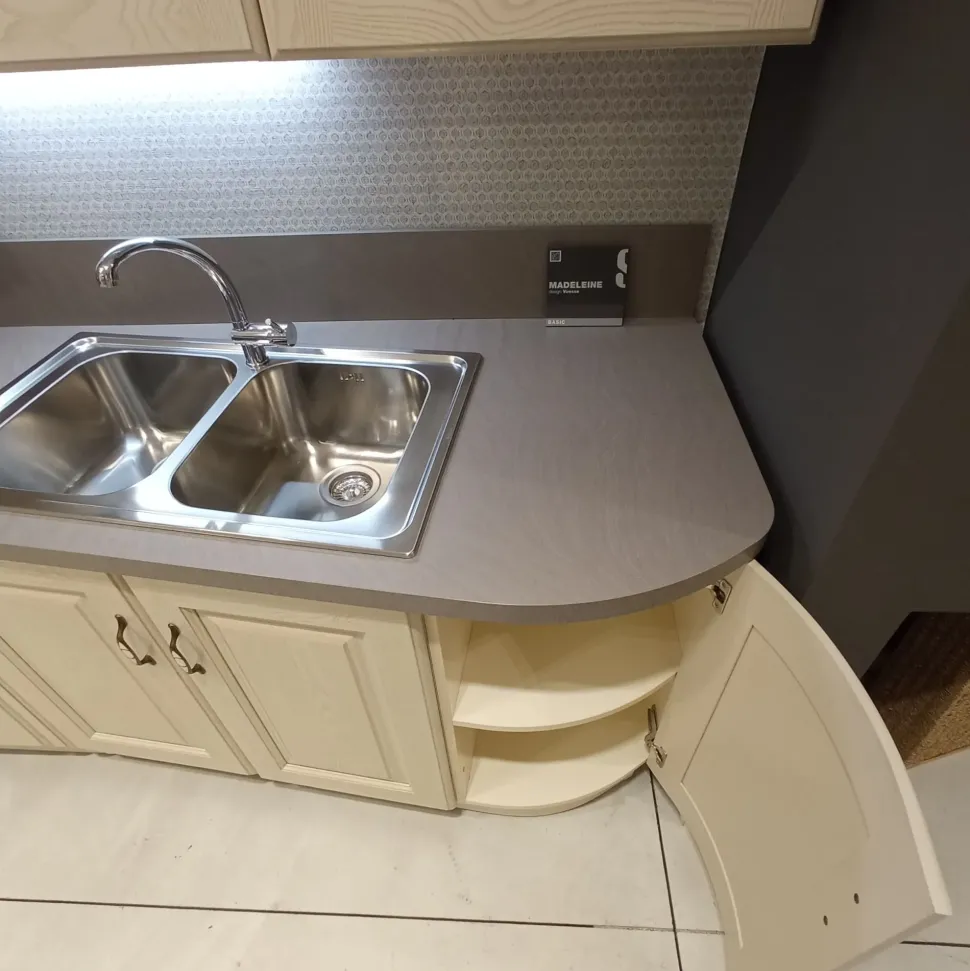 Cucina ad angolo in legno magnolia Madeleine a prezzo ribassato