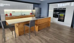 Cucina ad isola in laccato lucido modello Kristal ad un prezzo riservato