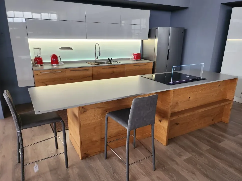 Cucina ad isola in laccato lucido modello Kristal ad un prezzo riservato