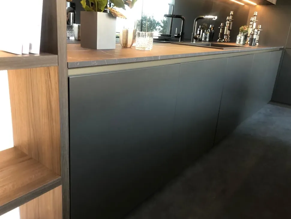 Cucina ad isola in laccato opaco a prezzo scontato 30%