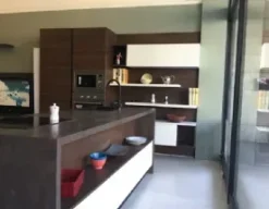 Cucina ad isola in polimerico opaco bianca Petalo a prezzo ribassato