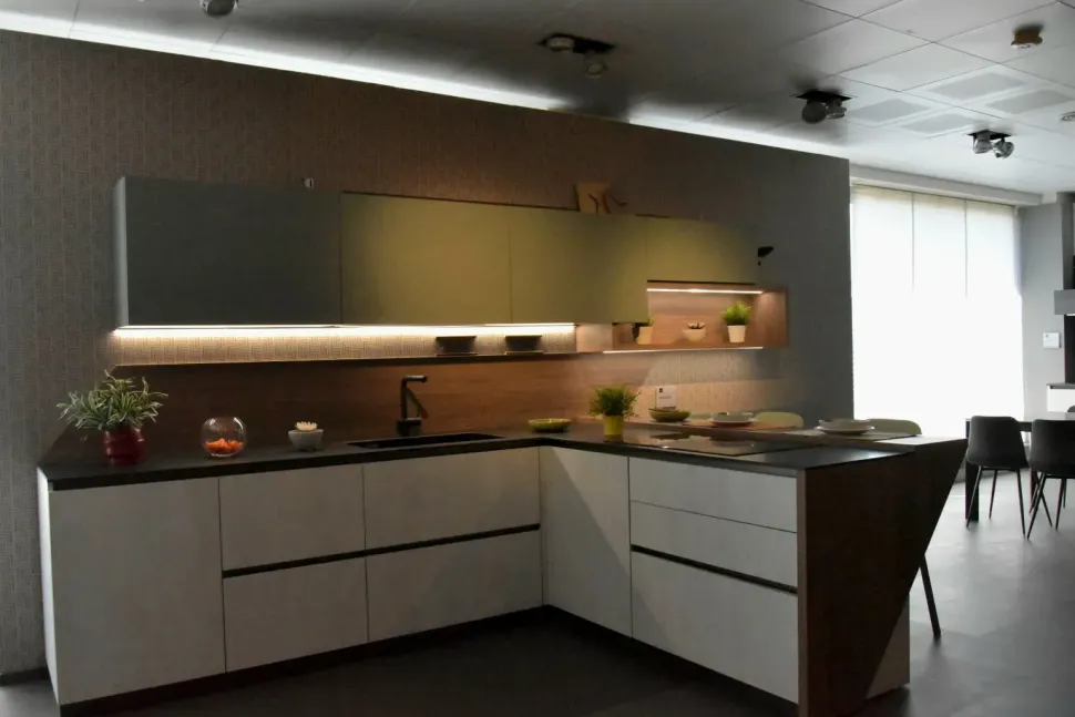 Cucina altri colori design con penisola Stosa Metropolis fenix cemento a soli 13500 Euro