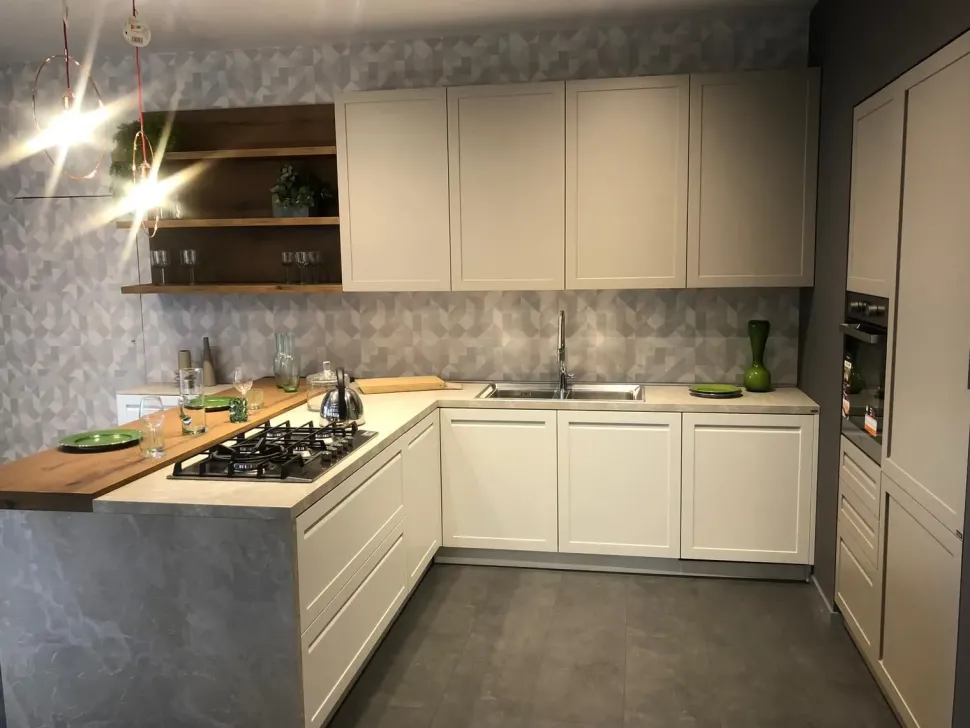 Cucina altri colori moderna con penisola Carattere Scavolini in Offerta Outlet