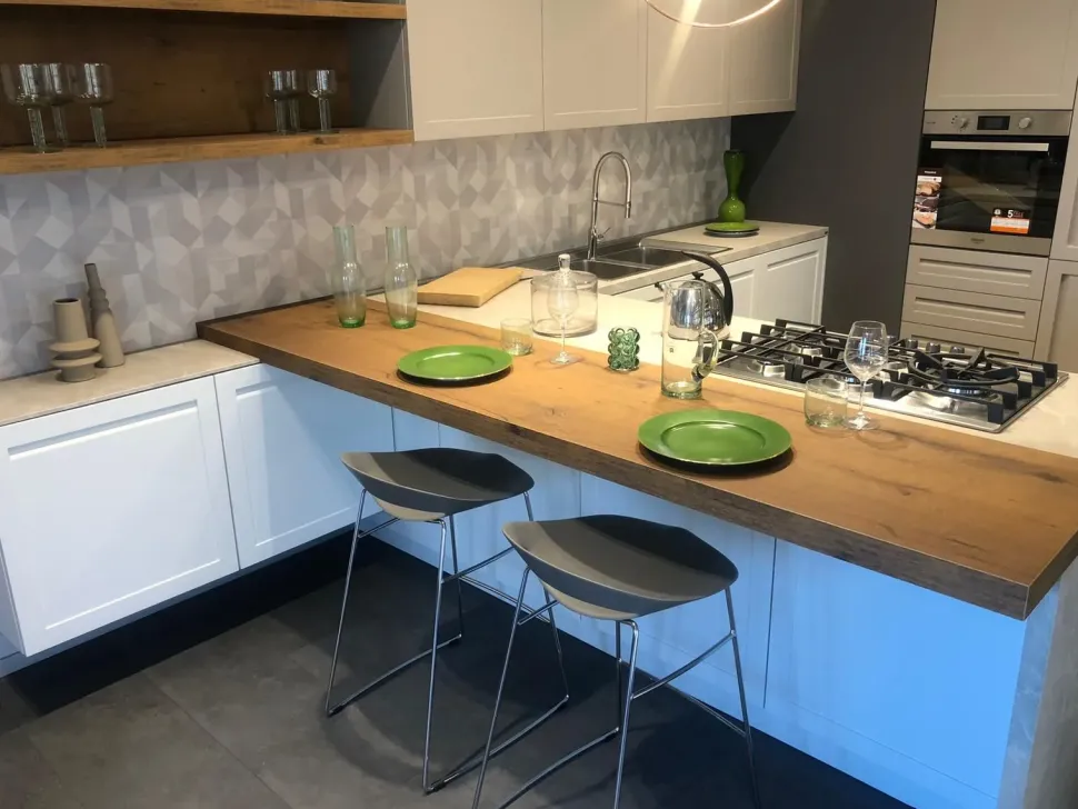 Cucina altri colori moderna con penisola Carattere Scavolini in Offerta Outlet