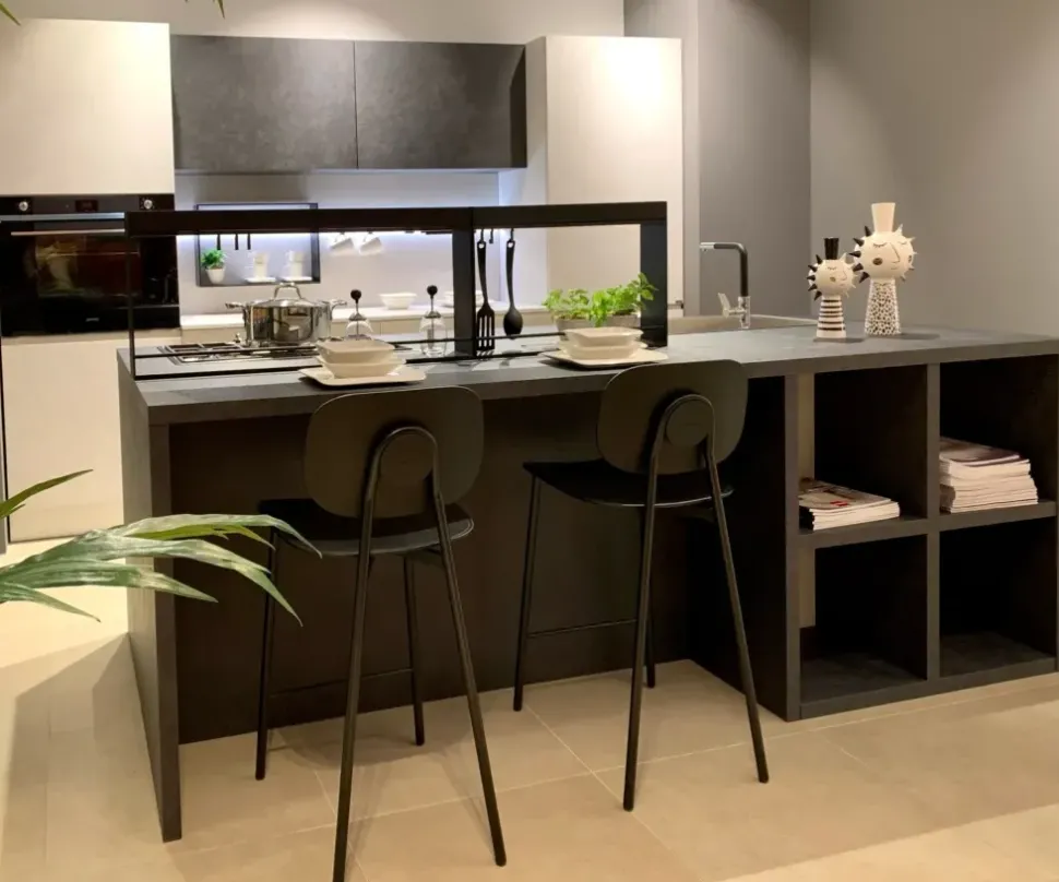Cucina altri colori moderna con isola Scavolini Motus