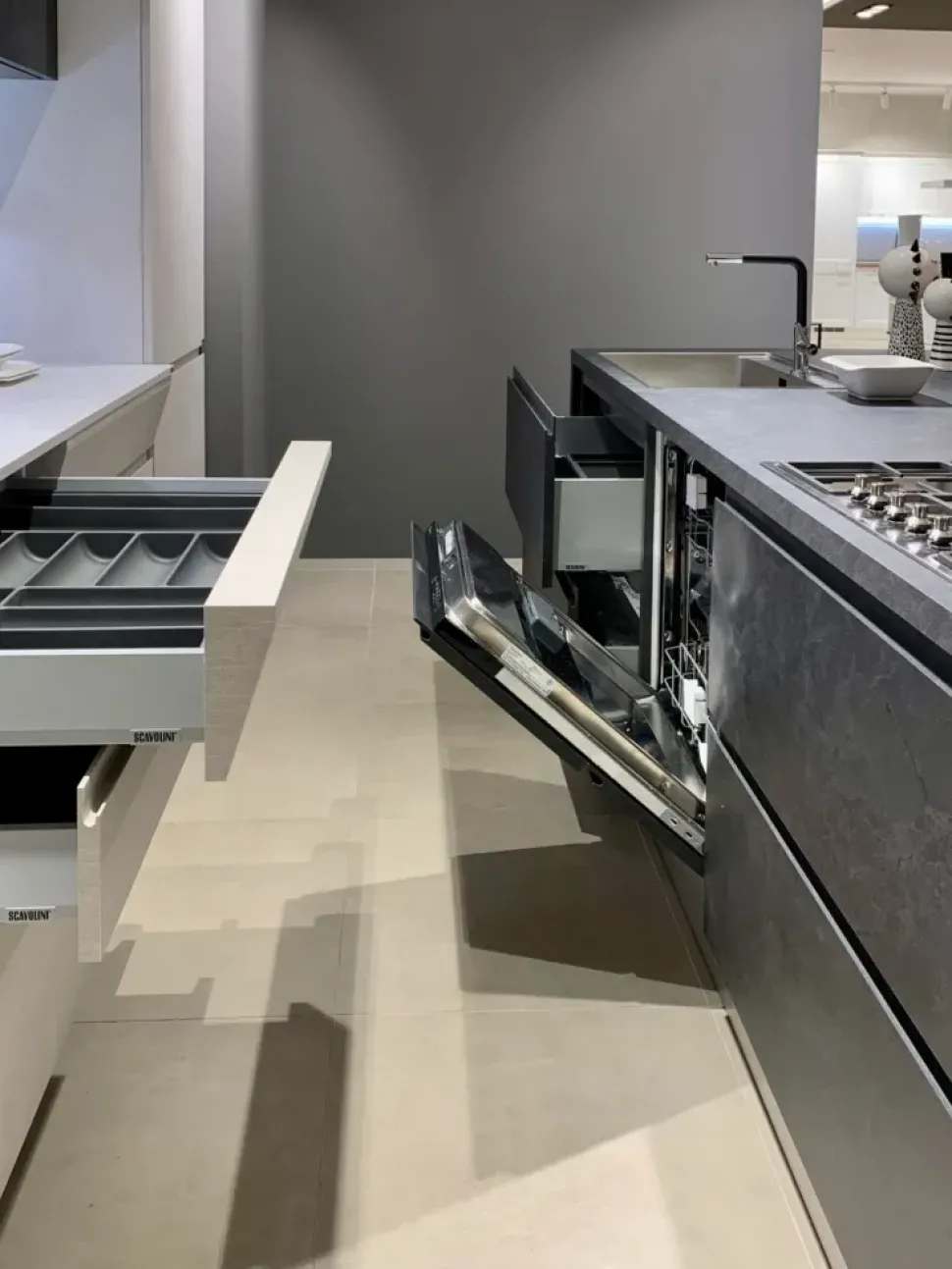 Cucina altri colori moderna con isola Scavolini Motus