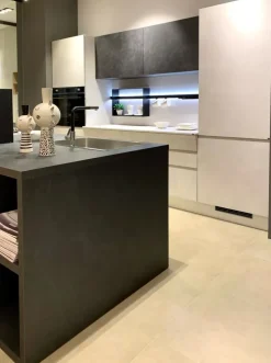Cucina altri colori moderna con isola Scavolini Motus