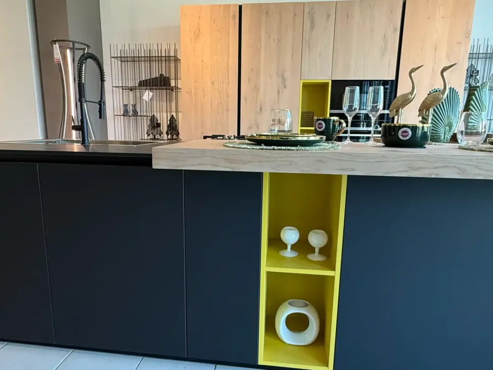 Cucina altri colori moderna con isola Doimo cucine Aspen a soli 16830 Euro