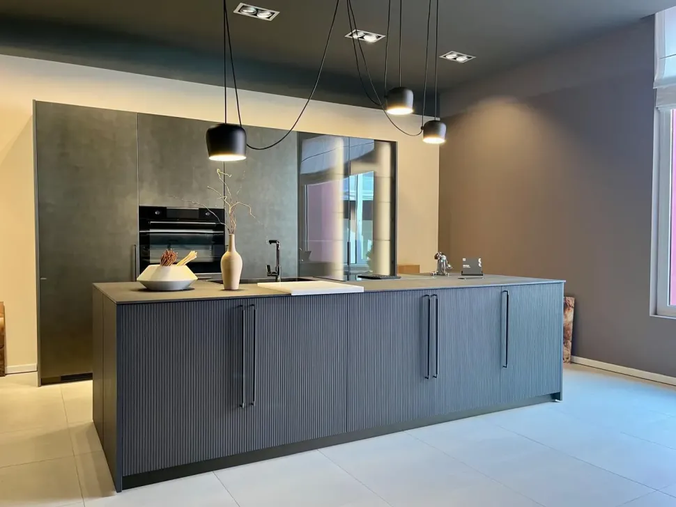 Cucina antracite design con isola Musa Scavolini in offerta