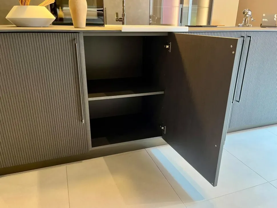 Cucina antracite design con isola Musa Scavolini in offerta