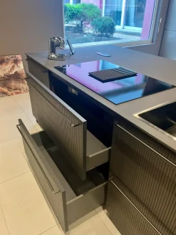 Cucina antracite design con isola Musa Scavolini in offerta