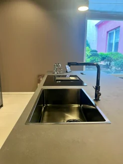 Cucina antracite design con isola Musa Scavolini in offerta