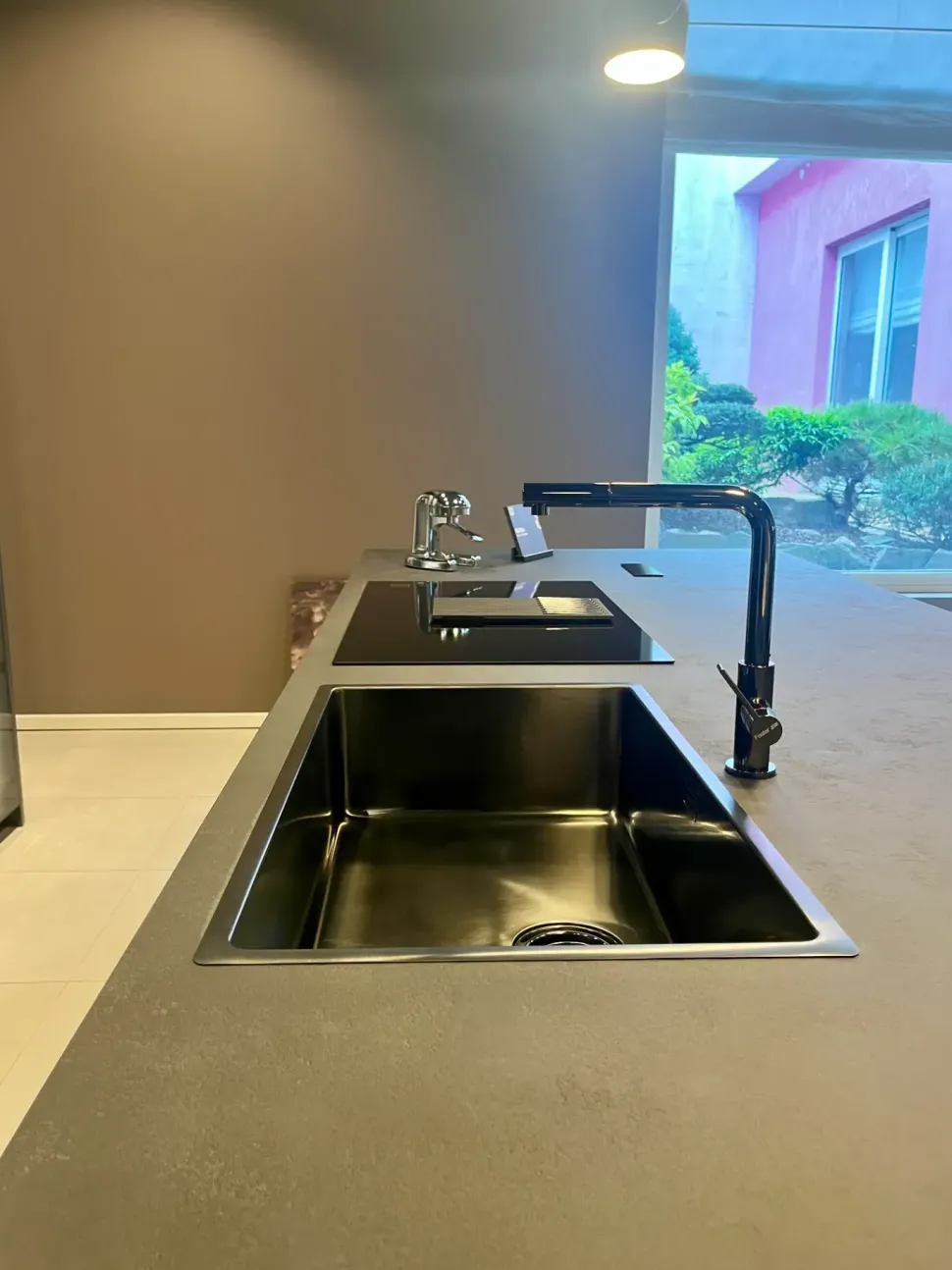 Cucina antracite design con isola Musa Scavolini in offerta