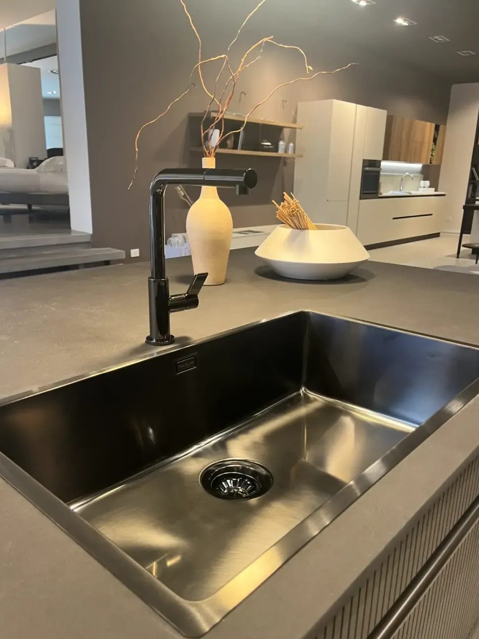 Cucina antracite design con isola Musa Scavolini in offerta