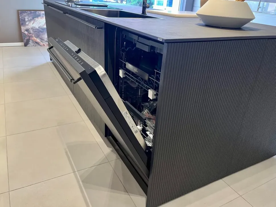 Cucina antracite design con isola Musa Scavolini in offerta