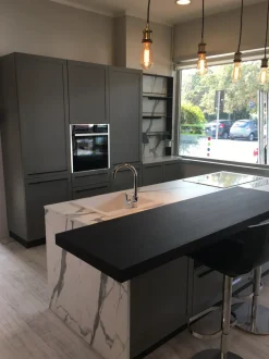 Cucina antracite moderna con isola Scavolini Carattere a soli 13104 Euro
